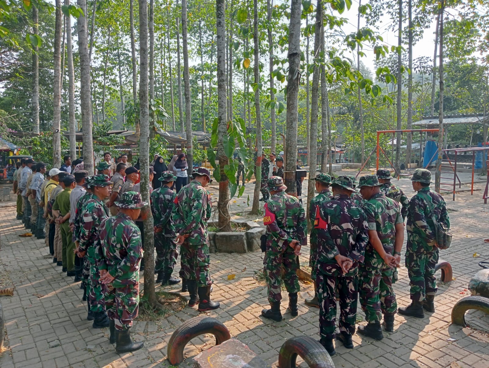 Polsek Serang Baru Bersama TNI giat karya Bakti Wujud Lingkungan Bersih Dan Nyaman