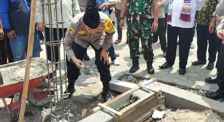 Kapolsek Babelan Lakukan Peletakan Batu Pertama Pembangunan Musholla Baitul Amanah