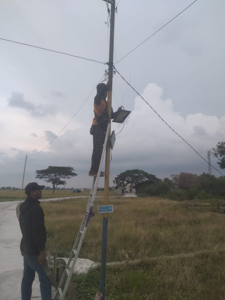 Pastikan Kamtibmas Dilingkungan Pemukiman Warga, PLN Nusantara Power Pasang PJU