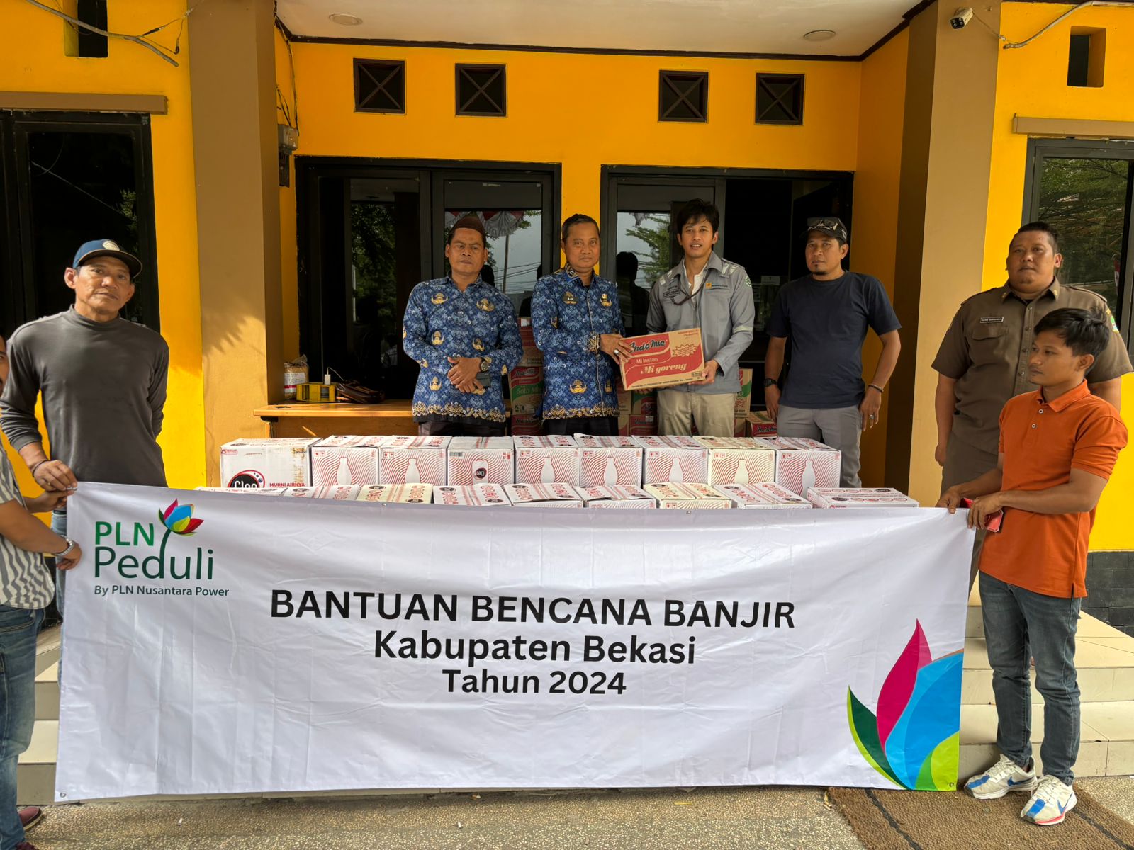 Tanggap Darurat Banjir, Bersama Pemerintah PLN NP UP Muara Tawar Beri Bantuan Ke Warga Terdampak