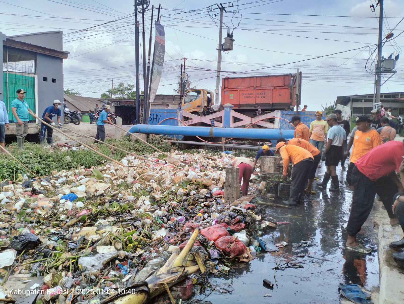 DINAS LH MELALUI UPTD WILAYAH 1 LAKUKAN PEMBERSIHAN TUMPUKAN SAMPAH DI ALIRAN SUNGAI KALI KOPENG, PENGAMAT WILAYAH BABELAN PJT II DIDUGA HANYA DUDUK MANIS