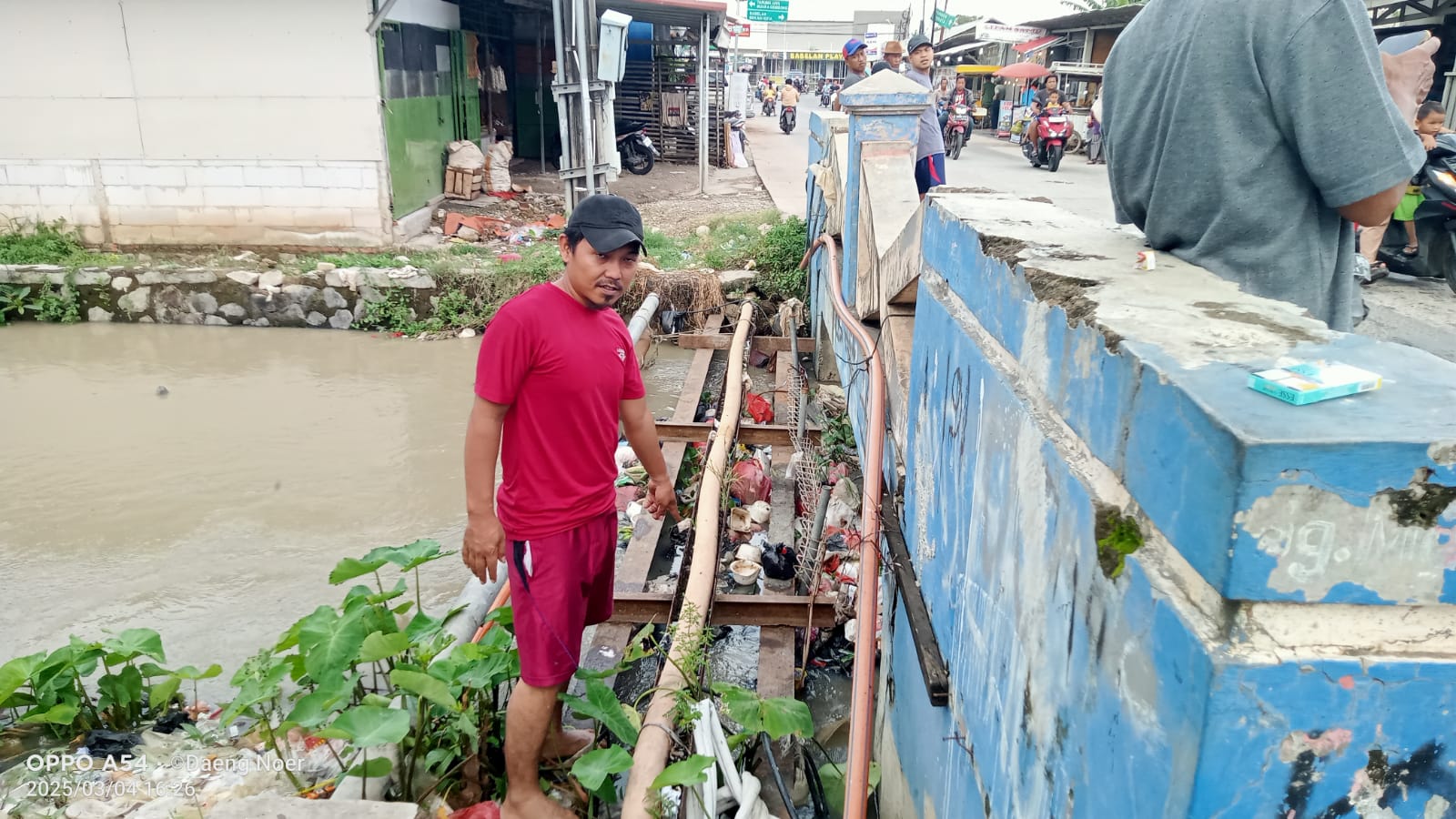 Bahaya Mengintai! Kabel Bawah Tanah Tegangan Tinggi PLN Dibiarkan Terbuka di Samping Jembatan Kali Kopeng