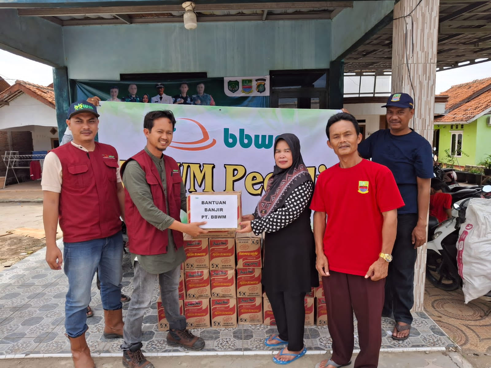 PT BBWM Salurkan Bantuan Ke Masyarakat Babelan Terdampak Banjir