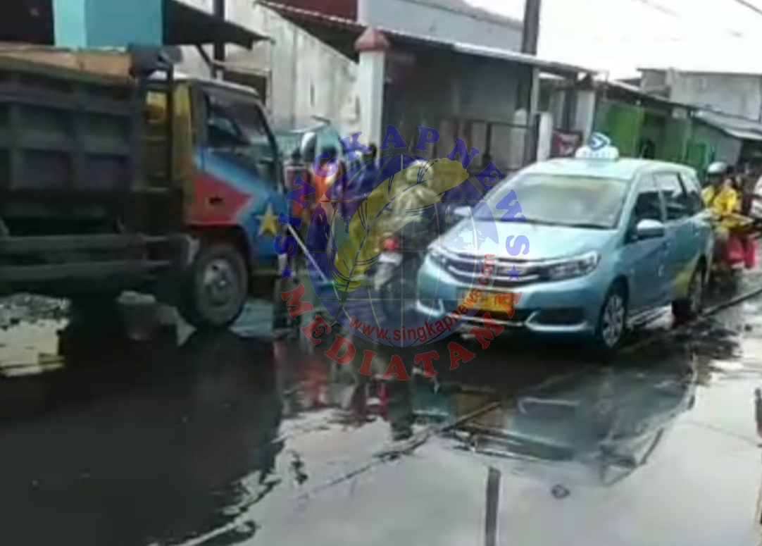 Pekerjaan Galian Udith di Kedaung Dikeluhkan Warga, Sebabkan Jalan Kotor dan Licin