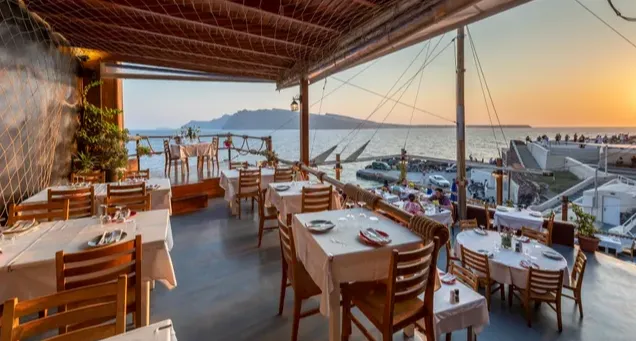 Rekomendasi Restoran Romantis di Santorini dengan View Laut