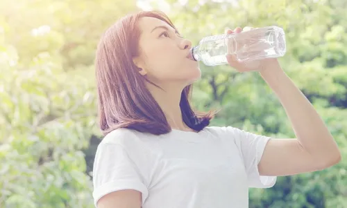 Apakah Air Putih Bisa untuk Detoks? Ini Penjelasan dan Manfaatnya – AQUVIVA