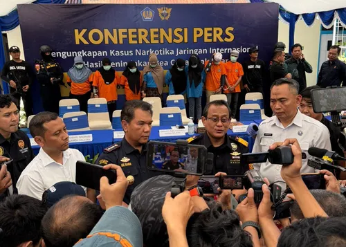 Bea Cukai Makassar Gagalkan Penyelundupan 2 Kg Sabu, 8 Pelaku Diamankan