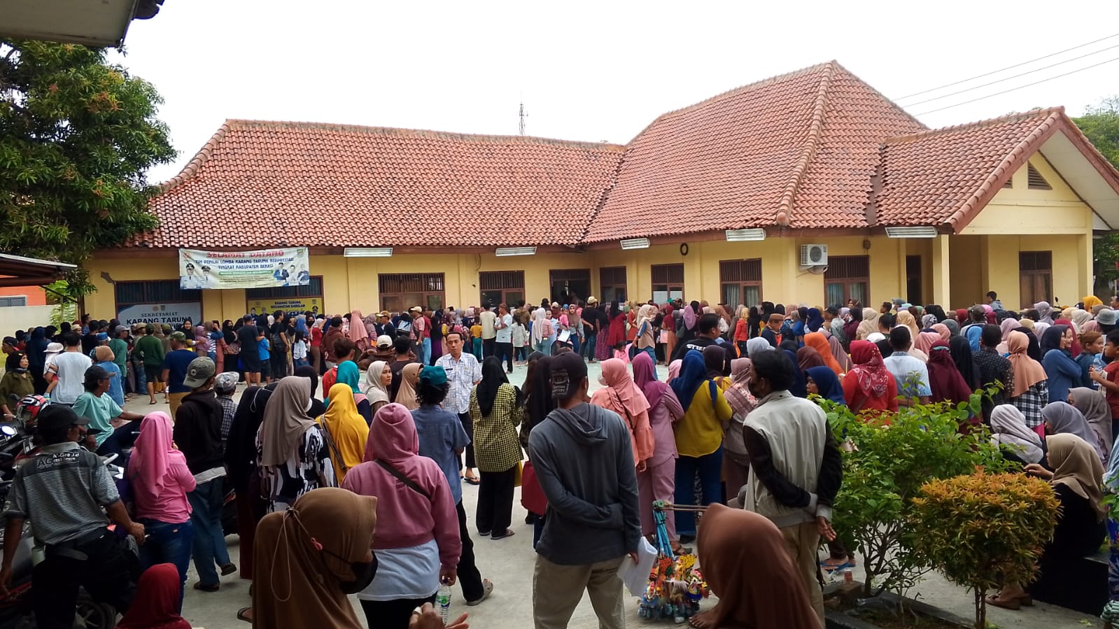 Tak Sediakan Tim Medis, Penerima Manfaat Di Kecamatan Babelan Jatuh Pingsan Hingga Sesak Napas