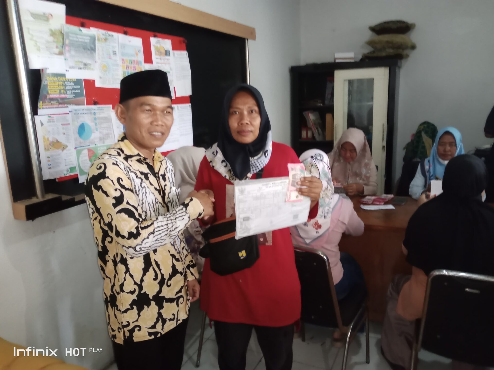 Kepala Desa Sukamakmur Kawal Langsung Pembagian BLT Kesra 900 ribu