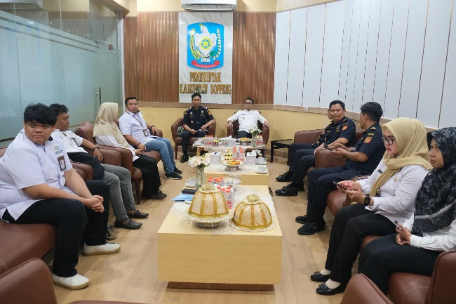 Perkuat Pengawasan Cukai, Bea Cukai Parepare dan Pemkab Soppeng Tinjau Industri Rokok