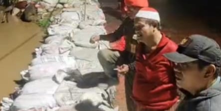 Pastikan Keamanan Tanggul, Kades Kedung Pengawas Pantau Langsung Titik Banjir di Pondok AFI 1