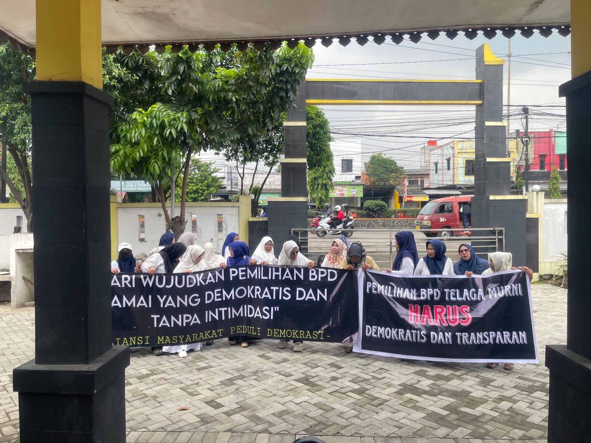 Warga Grudug Kantor BPD Telaga Murni, Tolak Penetapan DPT Pemilihan Berbau Nepotisme
