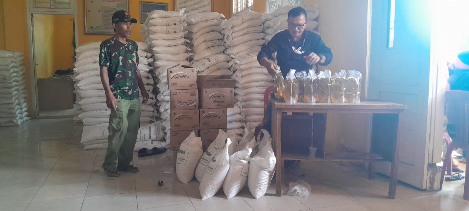 1.845 KPM Di Kedung Jaya Terima Bantuan Pangan, Total 20 Kg Beras Dan 4 Liter Minyak Goreng