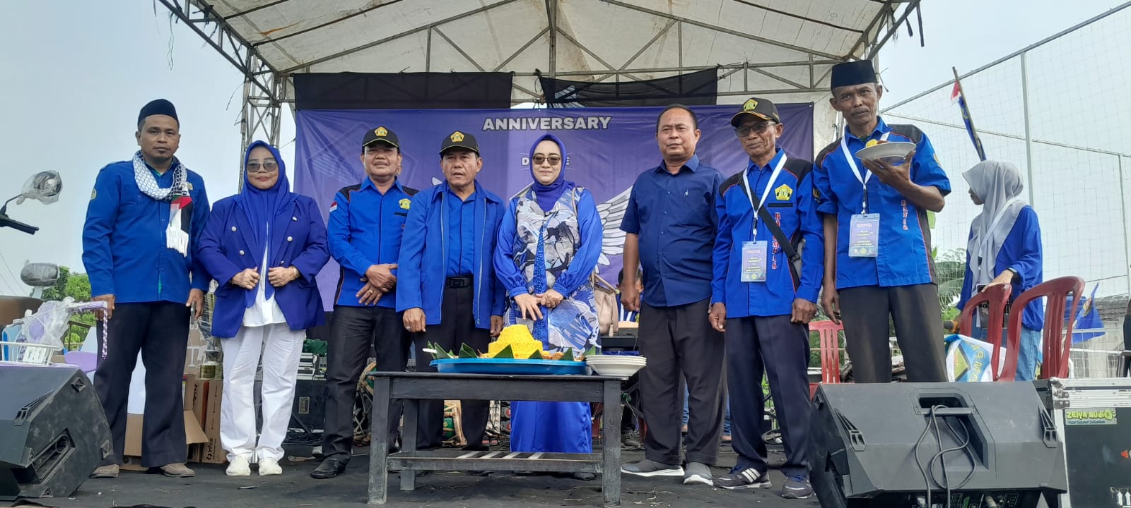 Milad Ke-10 Rakompas Digelar Meriah, Warga Padati Jalanan Berbalut Biru