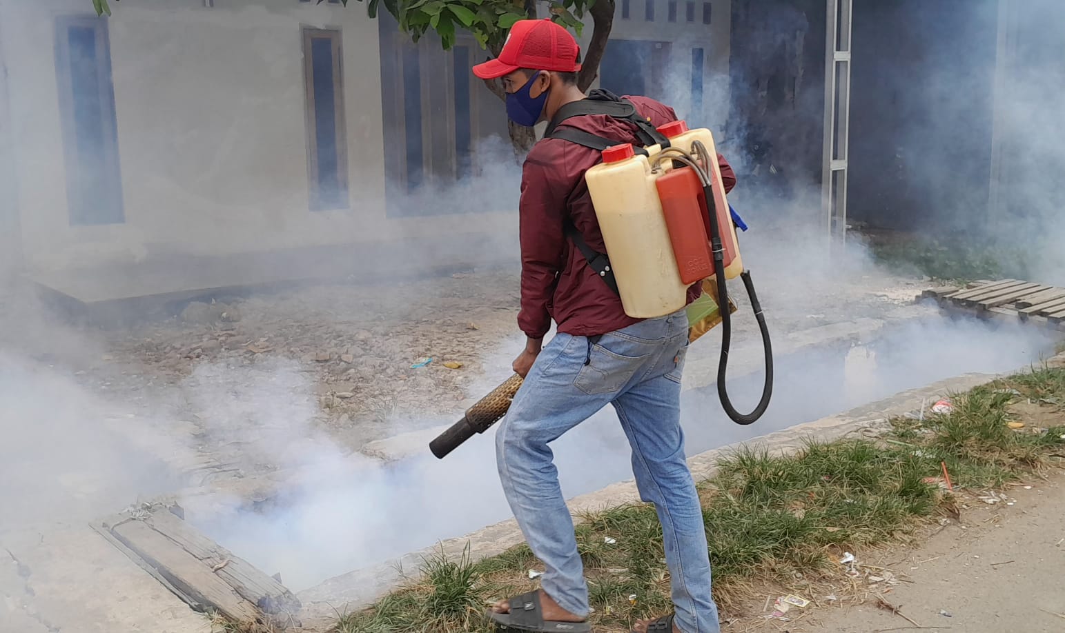 Waspada DBD, Relawan Braja26 Gelar Fogging Massal Di Kedung Jaya