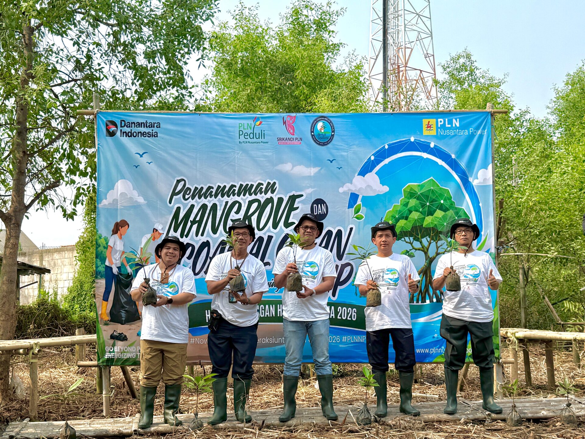 Jaga Pesisir Bekasi : PLN Nusantara Power Tanam Mangrove Dan Bersihkan Pantai