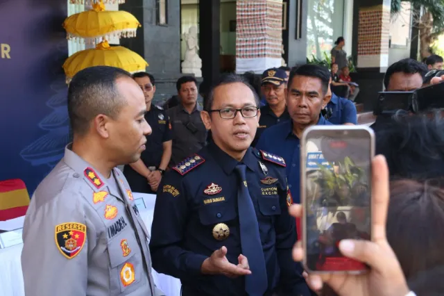 Samar Narkoba Jadi Oleh-oleh Makanan, WN India Berprofesi Guru Nekat Selundupkan 10 Kg Ganja ke Bali