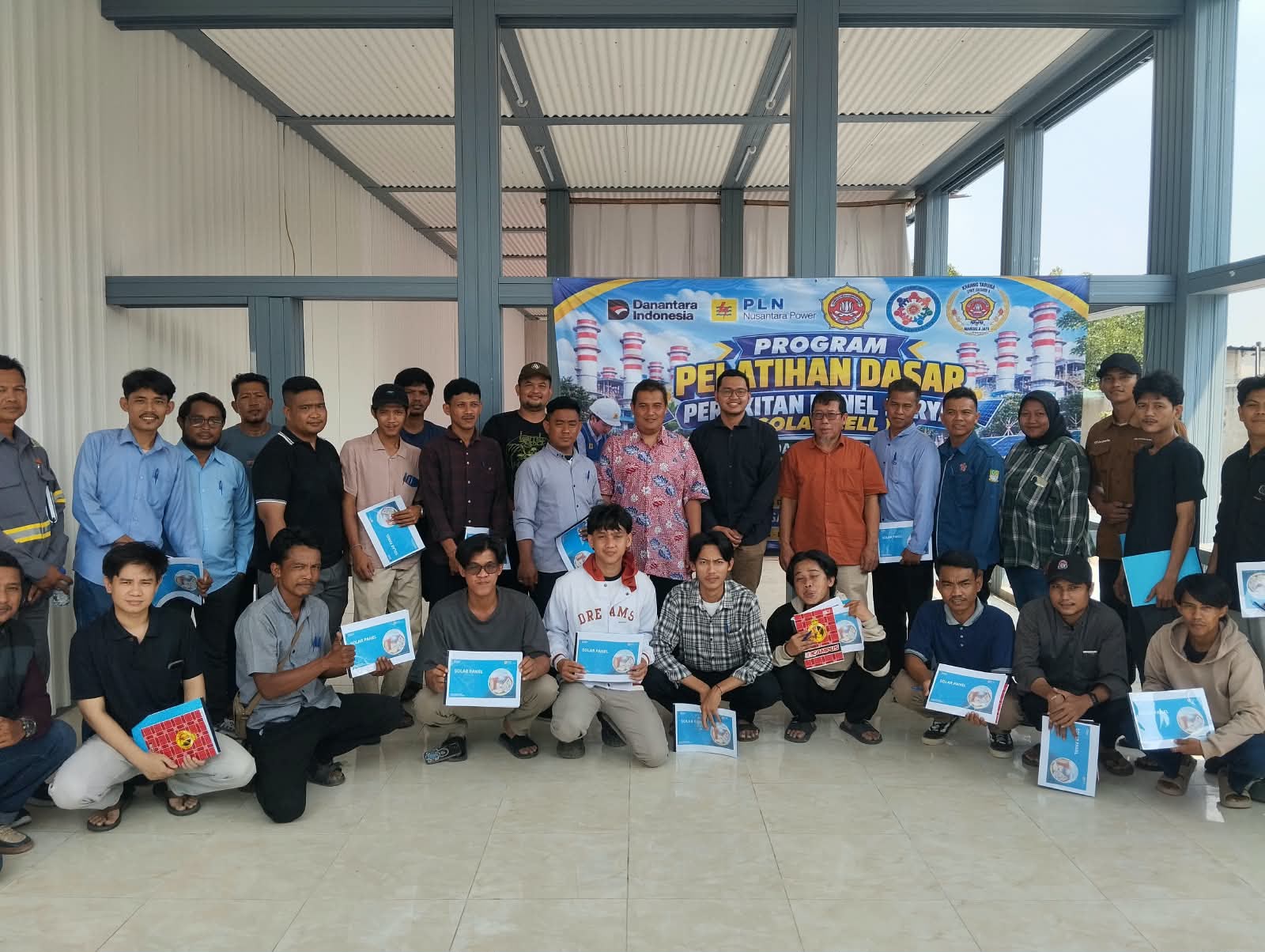 Wujud Transisi Energi, PLN Nusantara Power Tingkatkan Kapasitas Pemuda Melalui Pelatihan Panel Surya