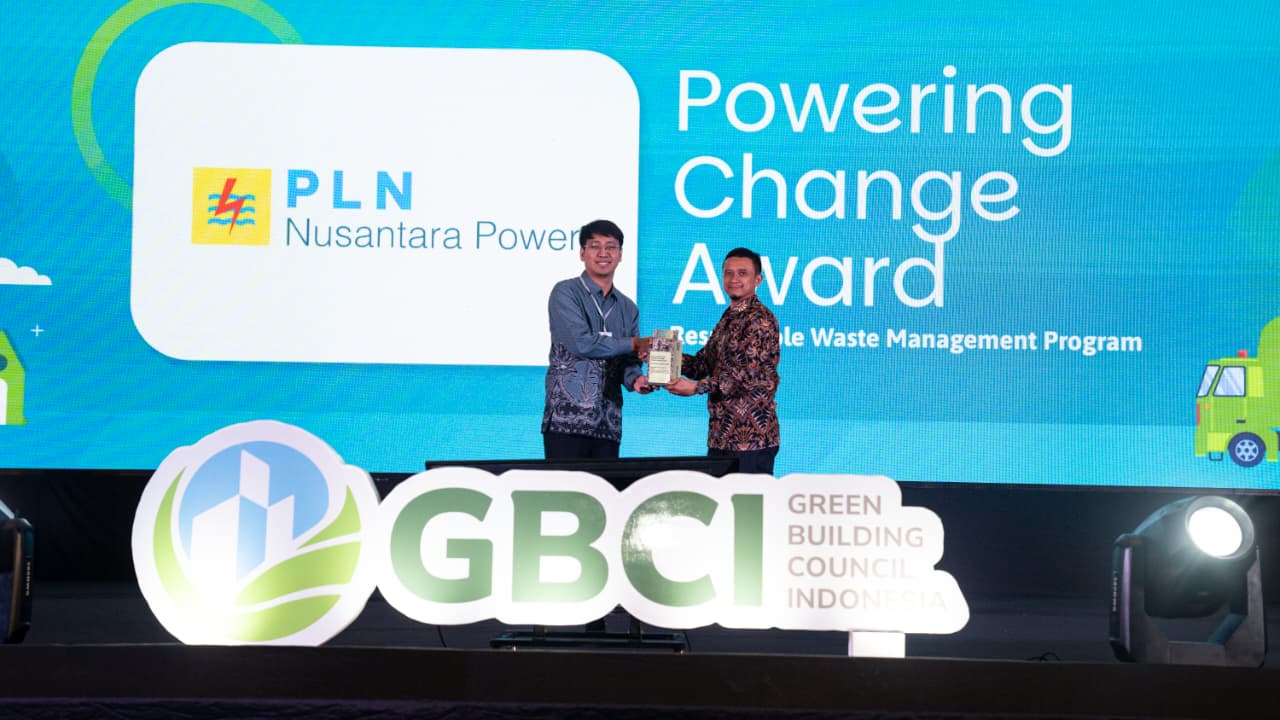 Inovasi Pengelolaan Sampah Berbuah Prestasi : PLN Muara Tawar Raih Powering Change Award 2025