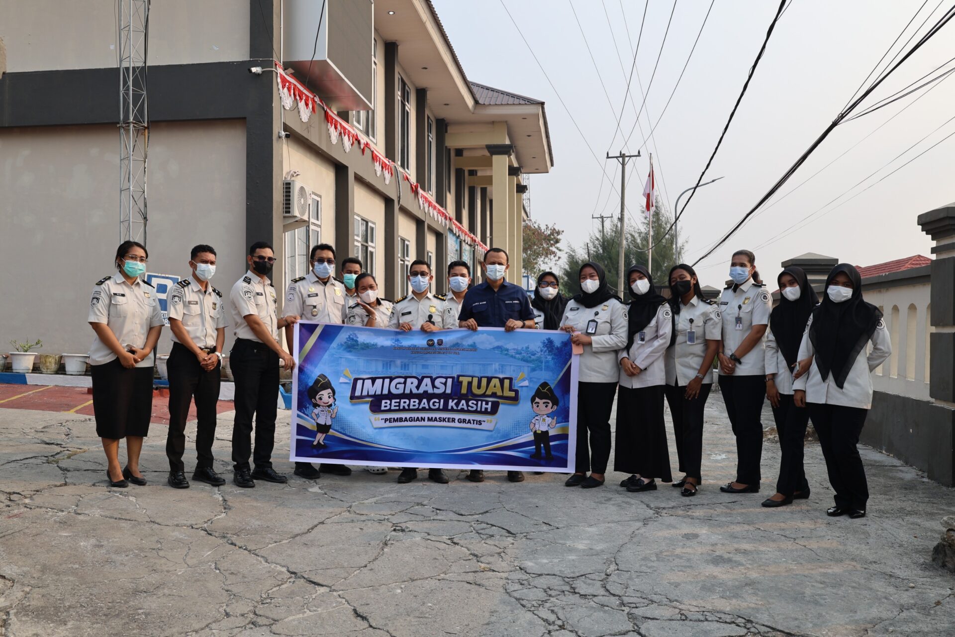 Imigrasi Tual Bagikan Masker Gratis, Peduli Masyarakat Di Tengah Kabut Asap Karhutla